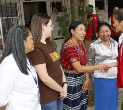 A su  llegada a Chimaltenango, Su Majestad la Reina recibe el saludo de coordinadoras, responsables y beneficiarias del Centro de Atención Integral a 